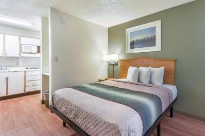 HomeTowne Studios by Red Roof Dallas - North Addison - Tollway - image 17