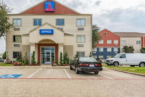 Studio 6-Dallas TX - image 2