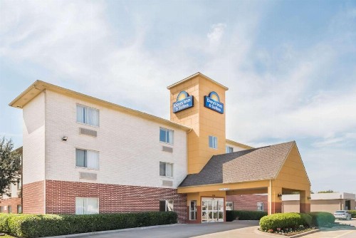 Days Inn & Suites by Wyndham Dallas