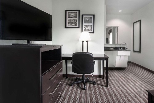 Days Inn & Suites by Wyndham Dallas - image 16