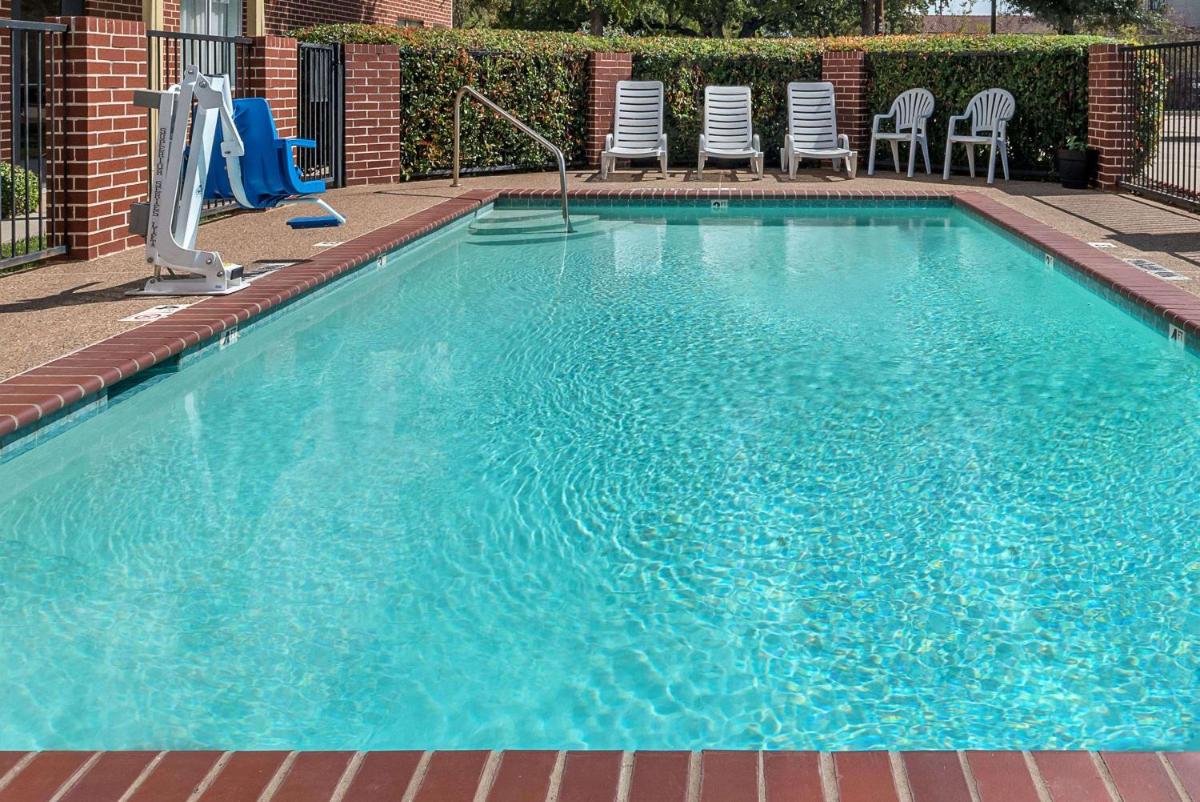 Days Inn & Suites by Wyndham Dallas - image 6