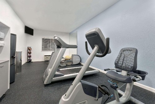 Days Inn & Suites by Wyndham Dallas - image 9