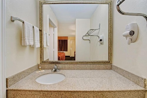 Days Inn by Wyndham Dallas South - image 10