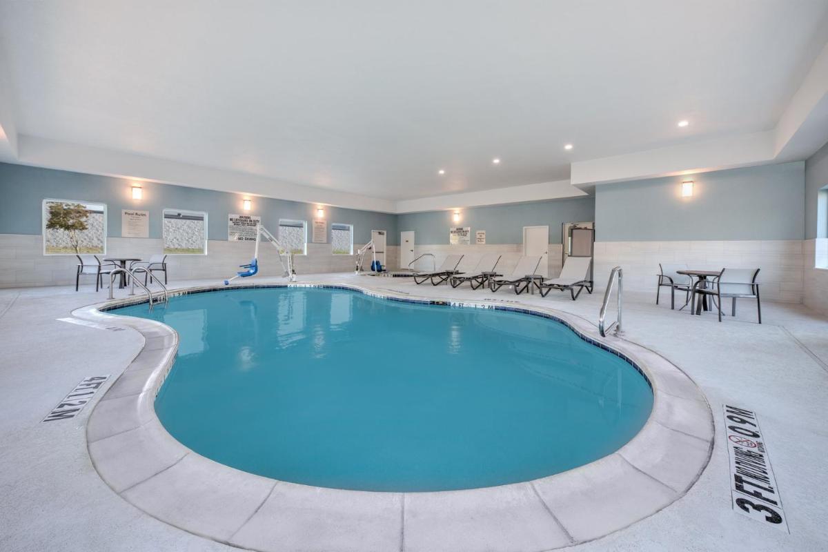 Holiday Inn Express Hotel & Suites Dallas West an IHG Hotel - image 2