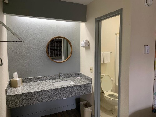 Dallas Love Field Inn - image 37