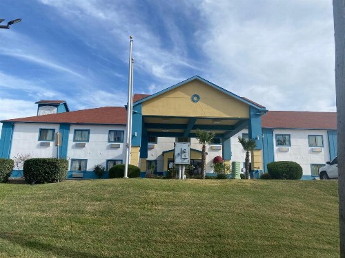 Tropicana Inn and Suites - image 10