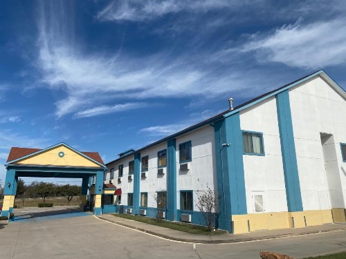 Tropicana Inn and Suites - image 12