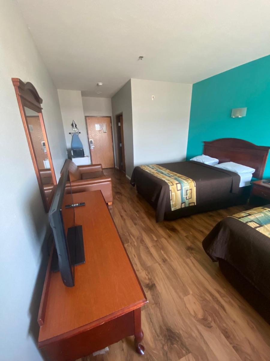 Tropicana Inn and Suites - image 4