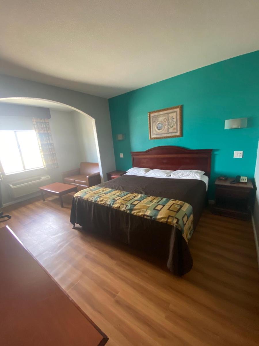 Tropicana Inn and Suites - image 6