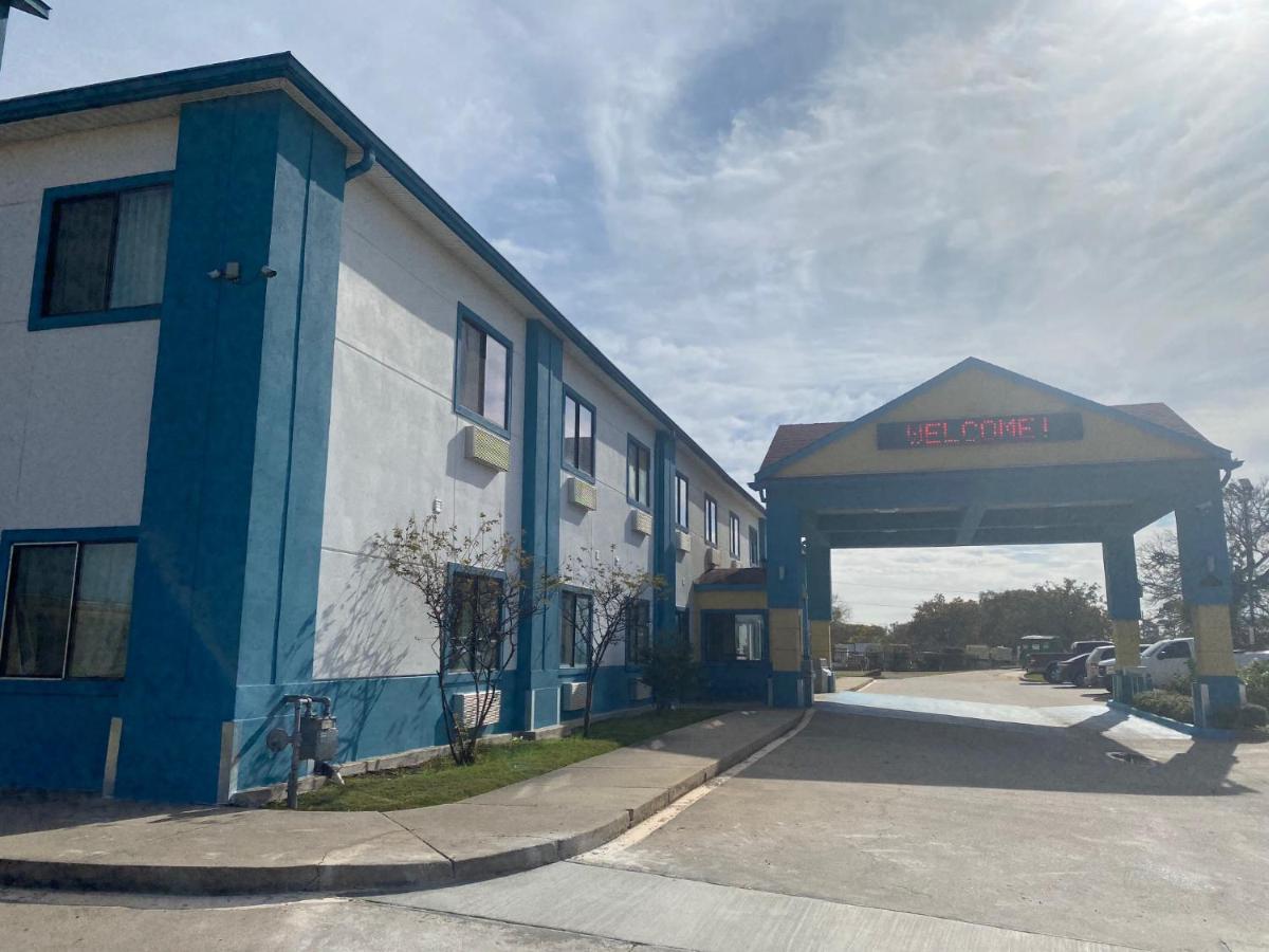 Tropicana Inn and Suites - image 7