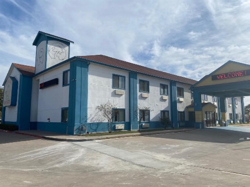 Tropicana Inn and Suites - image 8