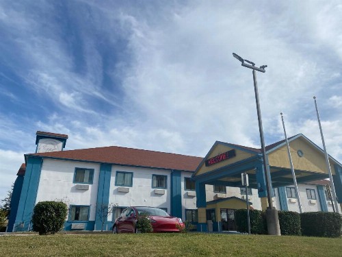 Tropicana Inn and Suites - image 9