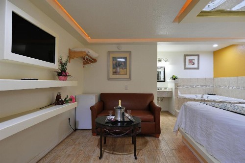 Romantic Inn & Suites - image 10