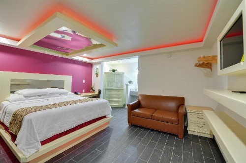 Romantic Inn & Suites - image 12