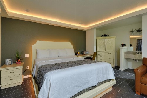 Romantic Inn & Suites - image 13