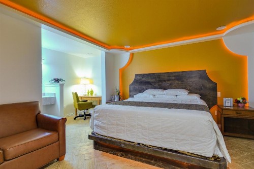 Romantic Inn & Suites - image 16