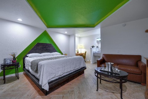 Romantic Inn & Suites - image 18