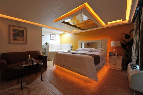 Romantic Inn & Suites - image 2