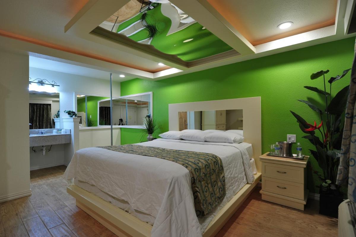 Romantic Inn & Suites - image 4