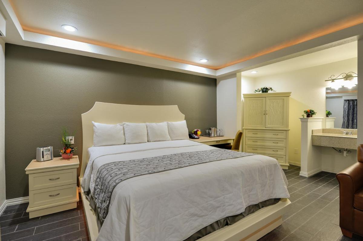 Romantic Inn & Suites - image 5