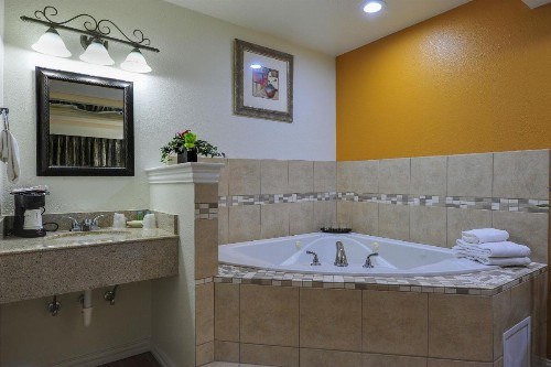Romantic Inn & Suites - image 8