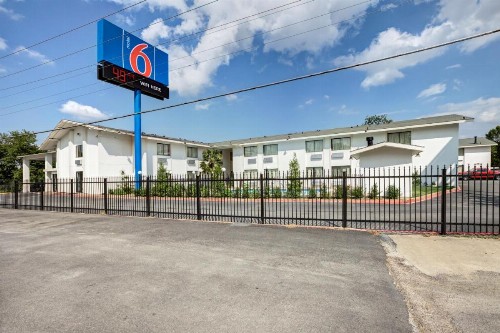 Motel 6-Dallas TX - South - image 2