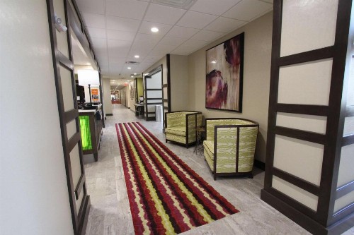 Hampton Inn & Suites Dallas Market Center - image 12