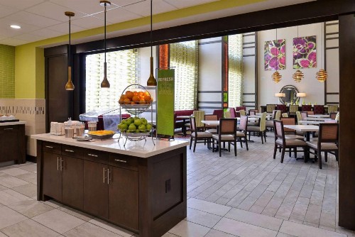 Hampton Inn & Suites Dallas Market Center - image 29