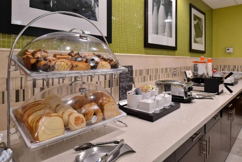 Hampton Inn & Suites Dallas Market Center - image 32