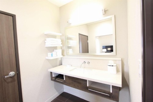Hampton Inn & Suites Dallas Market Center - image 41