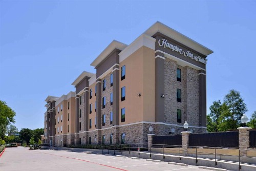 Hampton Inn & Suites Dallas Market Center - image 7
