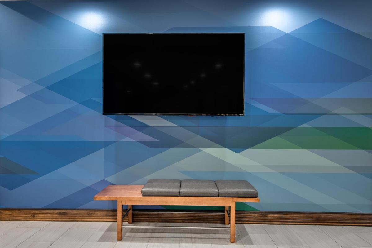 Holiday Inn Express & Suites Dallas North - Addison an IHG Hotel - image 2