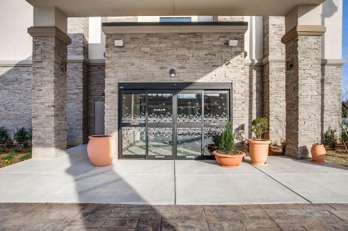 Hampton Inn & Suites Dallas-Central Expy/North Park Area - image 7