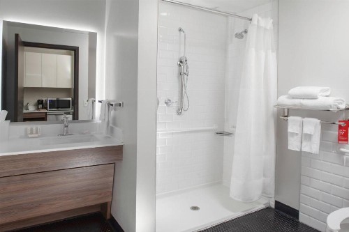 Fairfield Inn & Suites by Marriott Dallas Downtown - image 9