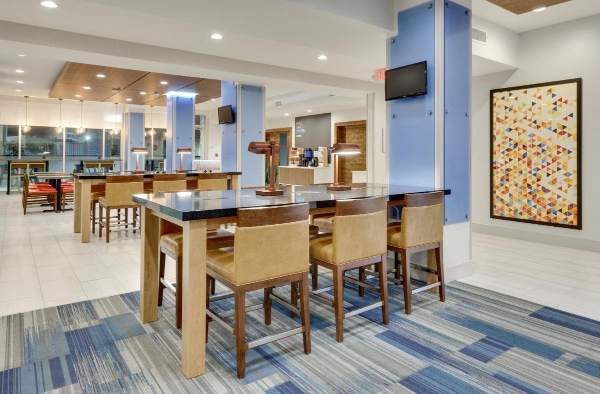 Holiday Inn Express & Suites - Farmers Branch an IHG Hotel - image 2
