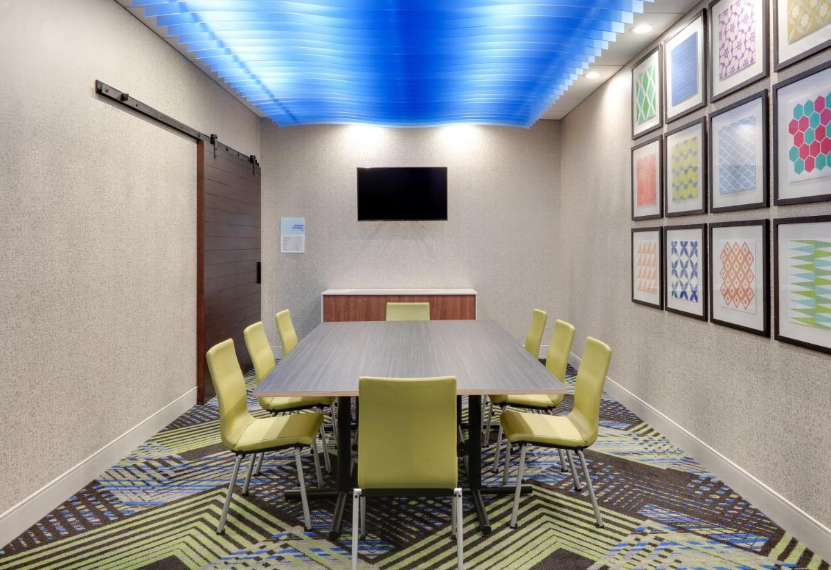 Holiday Inn Express & Suites - Dallas NW HWY - Love Field an IHG Hotel - image 3