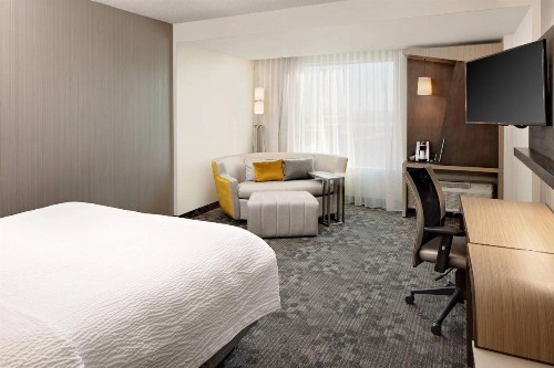 Courtyard by Marriott Dallas Downtown/Reunion District - image 10
