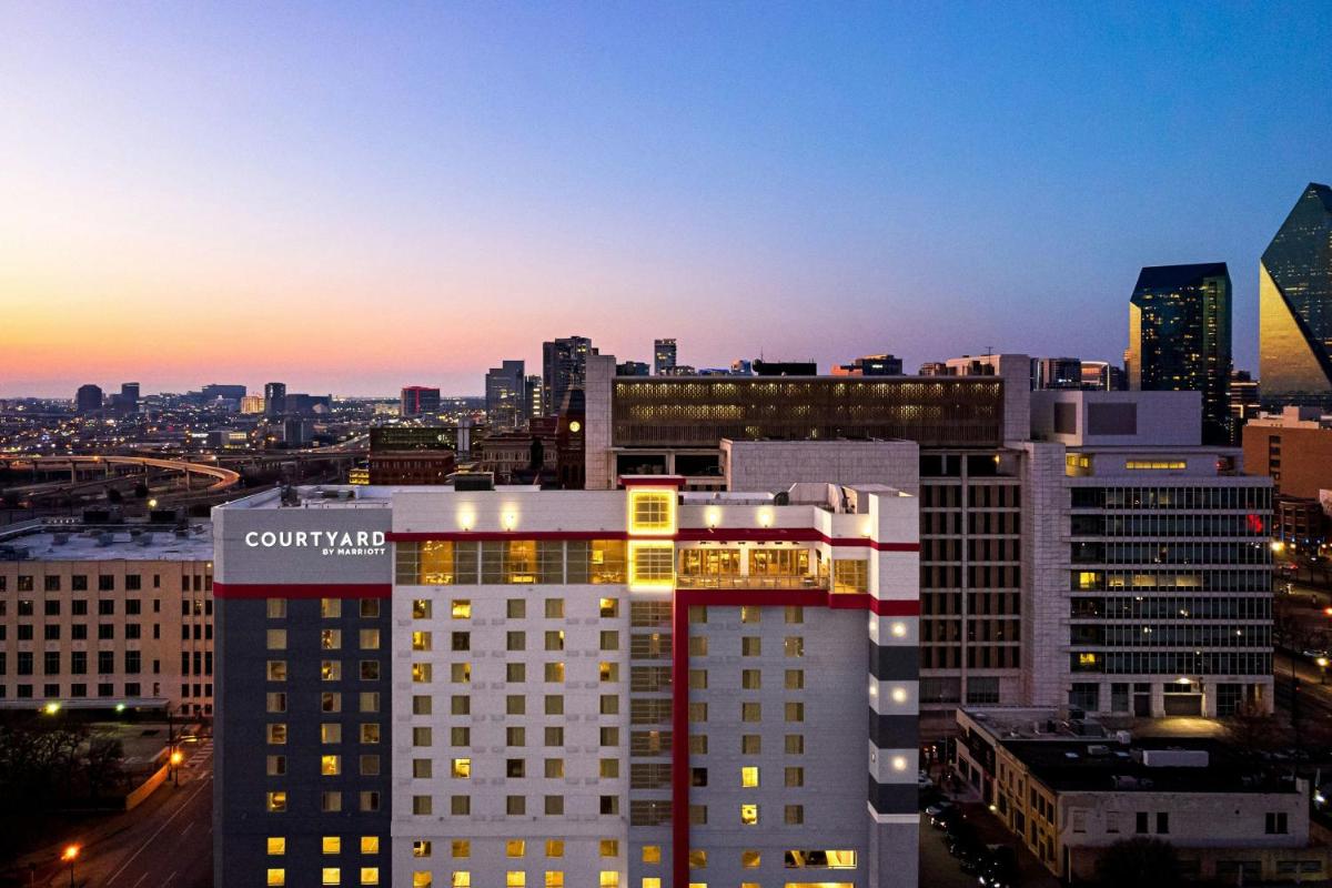 Courtyard by Marriott Dallas Downtown/Reunion District - image 3