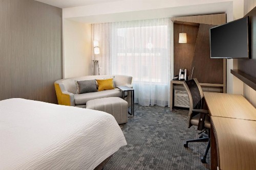 Courtyard by Marriott Dallas Downtown/Reunion District - image 9