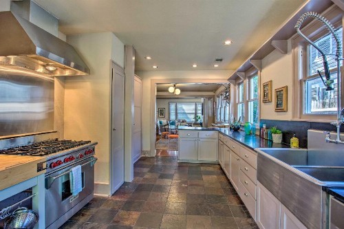 Couples Retreat with Deck Less Than 1 Mi to Lower Greenville! - image 12