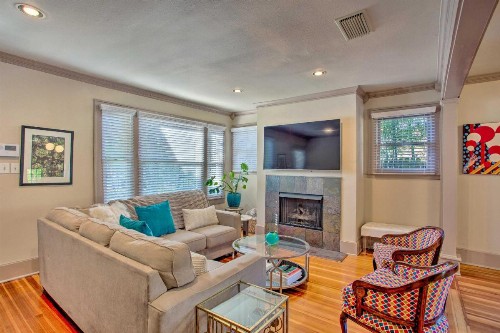 Couples Retreat with Deck Less Than 1 Mi to Lower Greenville! - image 3