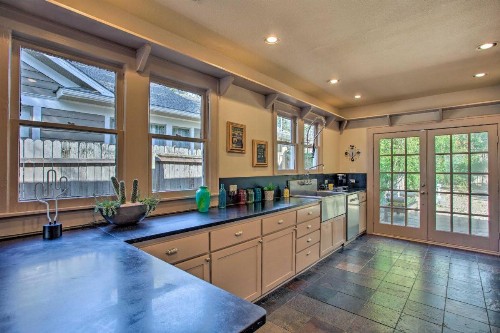 Couples Retreat with Deck Less Than 1 Mi to Lower Greenville! - image 5