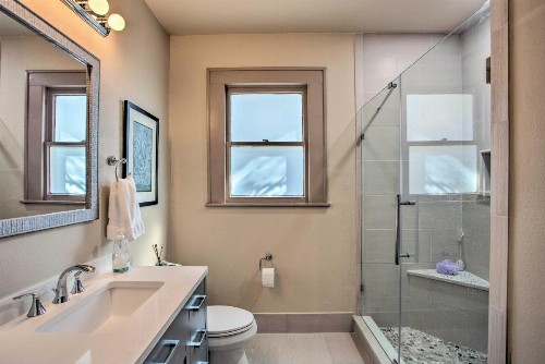 Couples Retreat with Deck Less Than 1 Mi to Lower Greenville! - image 8