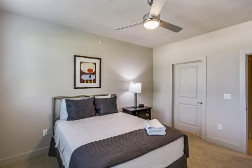 Beautifully Furnished Luxury Apartment in Dallas - image 3
