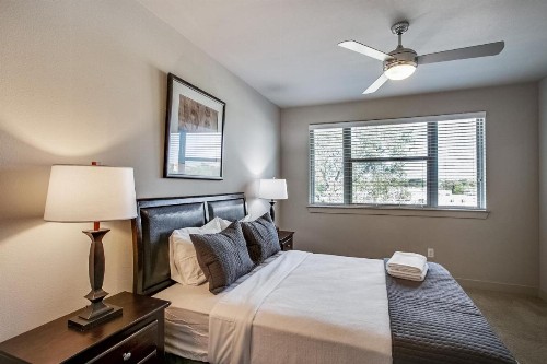 Beautifully Furnished Luxury Apartment in Dallas - image 4