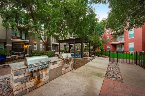 CozySuites Stylish 1BR Apartment at City Place - image 2
