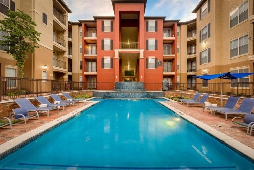 CozySuites Stylish 1BR Apartment at City Place - image 4