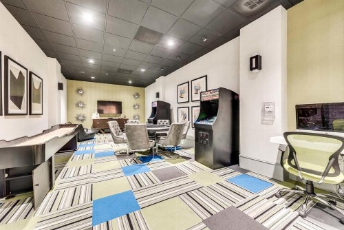 CozySuites Stylish 1BR Apartment at City Place - image 9