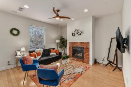 CozySuites Luxurious Townhome In Oak Lawn Amazing Rooftop