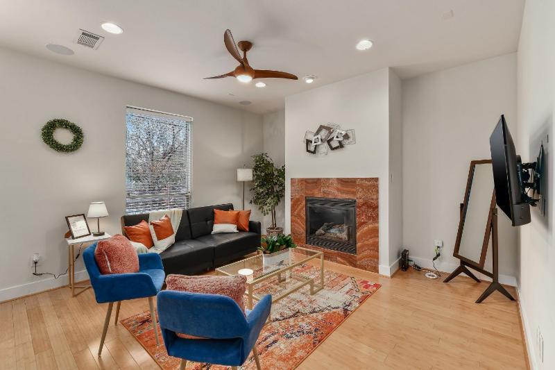 CozySuites Luxurious Townhome In Oak Lawn Amazing Rooftop - main image